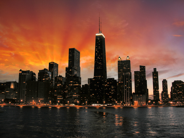 prachtige chicago wolkenkrabbers silhouet bij zonsondergang - Foto, afbeelding