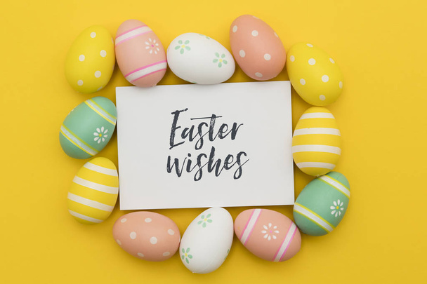 Värikkäitä pääsiäismunia käsinkirjoitetulla pääsiäisviestillä
 - Valokuva, kuva