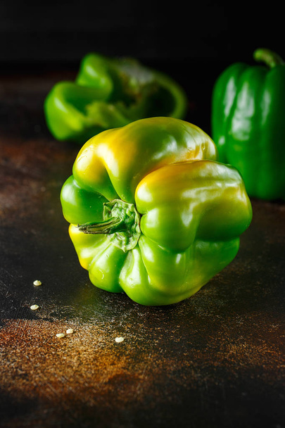 Γλυκό πράσινο πιπέρι σε σκοτεινό φόντο. Φρέσκο κίτρινο πράσινο κουδουνάκι p - Φωτογραφία, εικόνα