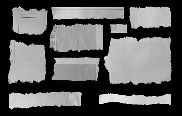 Gescheurd papier op zwart - Foto, afbeelding