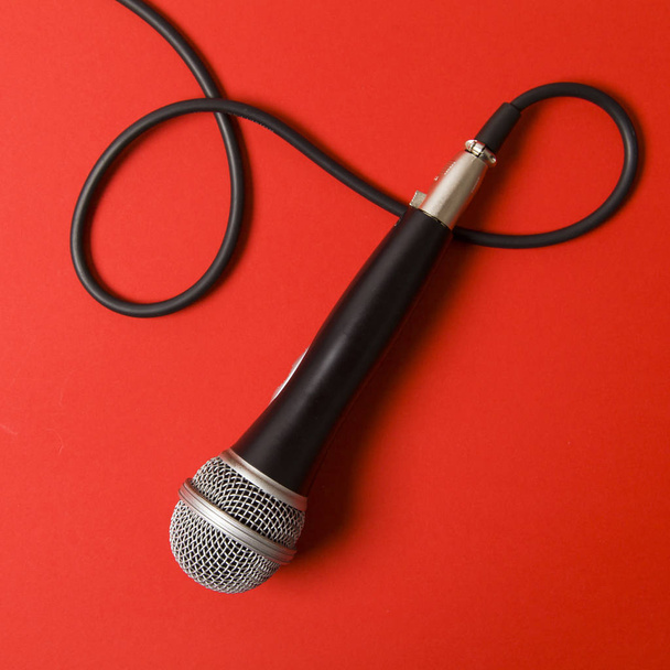 microphone and lead on a bright red background. - Foto, Imagem