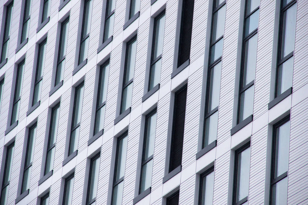 Un immeuble de bureaux de grande hauteur avec des fenêtres en verre bleu
 - Photo, image