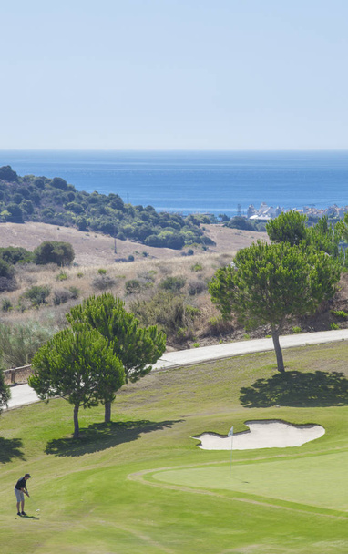 Giovane giocatore di golf maschile al resort Costa del Sol, Spagna
 - Foto, immagini