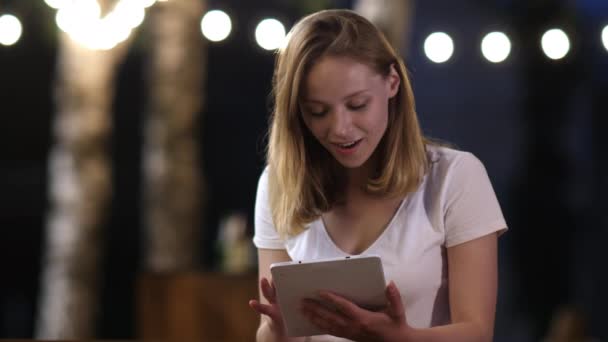 Młoda kobieta trzyma cyfrowy tablet czuje zdumienie otrzymując wspaniałe wiadomości, kupujący coraz duży rabat, świętując wygraną na loterii online, motywowany zwycięstwem osiągnąć sukces koncepcji cel. - Materiał filmowy, wideo