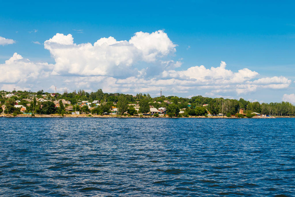 ウクライナのカホフカ貯水池からニコプールの町の眺め - 写真・画像