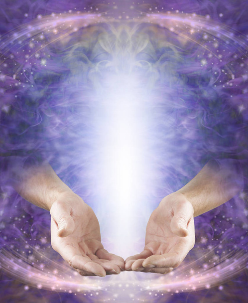 Faith Healer Message Board - manos masculinas en posición abierta dando con eje de luz blanca arriba sobre un fondo brillante fluyendo energía etérea rosa púrpura con espacio de copia
 - Foto, Imagen