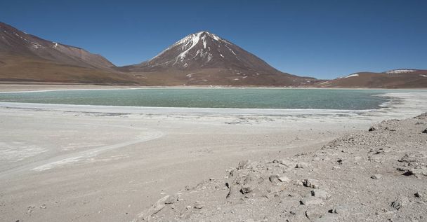 Laguna Verde est un lac salé très concentré situé dans le parc national de la faune andine Eduardo Avaroa au pied du volcan Licancabur-Bolivie.
 - Photo, image