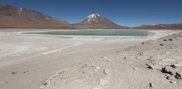 Laguna Verde es un lago salado altamente concentrado ubicado en el Parque Nacional Fauna Andina Eduardo Avaroa a los pies del volcán Licancabur-Bolivia
 - Foto, Imagen