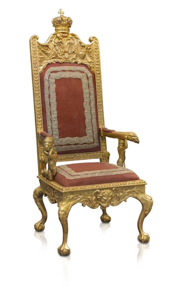 Muinainen kultainen nojatuoli koristeltu siivekäs leijonat eristetty valkoisella pohjalla. Suunnitteluelementti leikkauspolulla
 - Valokuva, kuva
