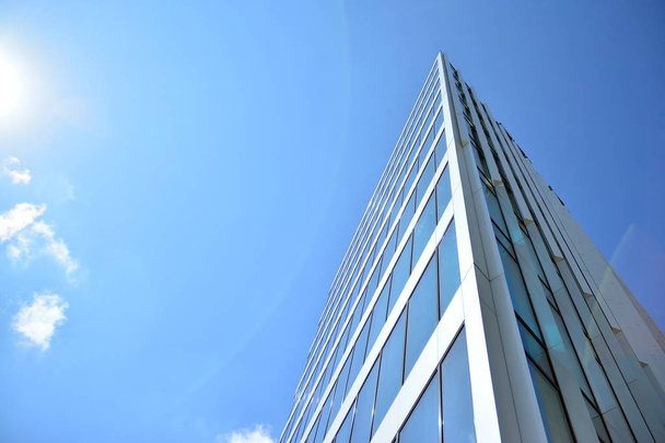 neues Bürogebäude im Geschäftszentrum. Wand aus Stahl und Glas mit blauem Himmel. moderne Unternehmensarchitektur - Geschäfts- und Erfolgskonzept. - Foto, Bild
