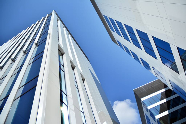 Νέο κτίριο γραφείων στο Επιχειρηματικό κέντρο. Τοίχος από ατσάλι και γυαλί με γαλάζιο ουρανό. Σύγχρονη εταιρική αρχιτεκτονική-επιχειρηματική και επιτυχημένη έννοια. - Φωτογραφία, εικόνα