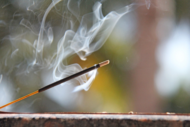Varilla de incienso y humo de la quema de incienso. Hermoso humo. B)
 - Foto, Imagen
