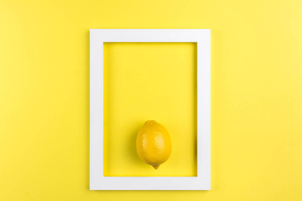Kreatywny letni układ wykonany z cytryny na żółtym tle. Minim - Zdjęcie, obraz
