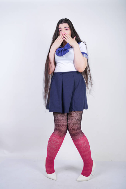 bang meisje in school anime uniform op witte achtergrond - Foto, afbeelding