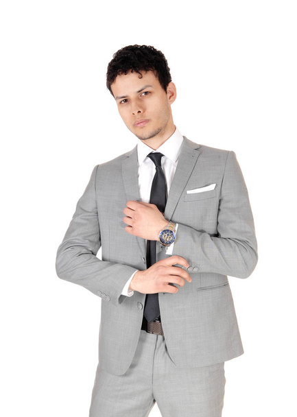 Homem de negócios de pé relaxado é um terno cinza metade comprimento
 - Foto, Imagem