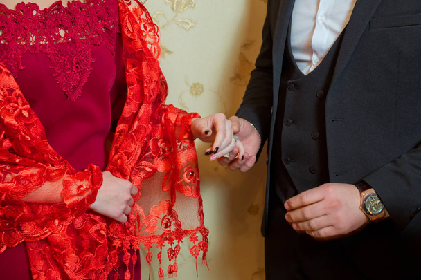 junge Frau erwischt, weil ihr Freund beim Frühstück einen Henna-Ring schenkt. ein Mann gibt seiner Freundin einen Ring und trägt ihn am Finger. - Foto, Bild