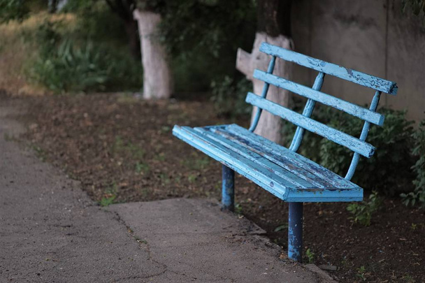 старая синяя скамья в сельской местности
 - Фото, изображение