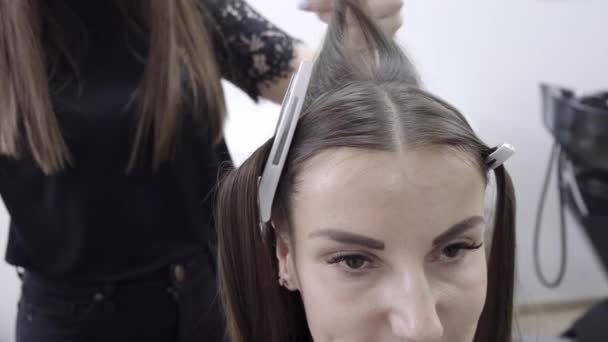 Ragazza carina con lungo parrucchiere bruna che fa laminazione dei capelli in un salone di bellezza. concetto di cura dei capelli trattamento
  - Filmati, video