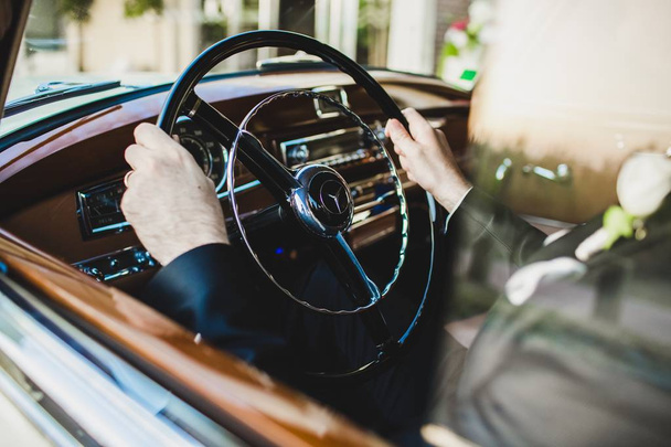 Dettaglio della mano di un autista di un'auto d'epoca di lusso
. - Foto, immagini