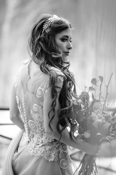 girl in an evening dress with a bouquet of close-up - Foto, Imagem