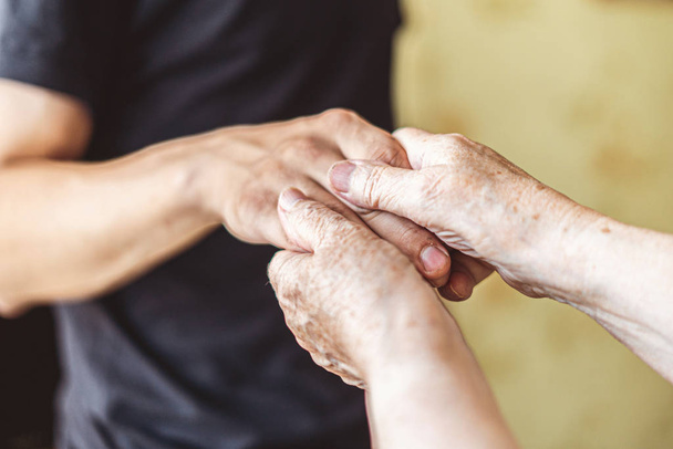genç ve yaşlı, sonraki ve önceki nesil eller birbirine dokunmak, insanlar bağlantı kavramları - Fotoğraf, Görsel