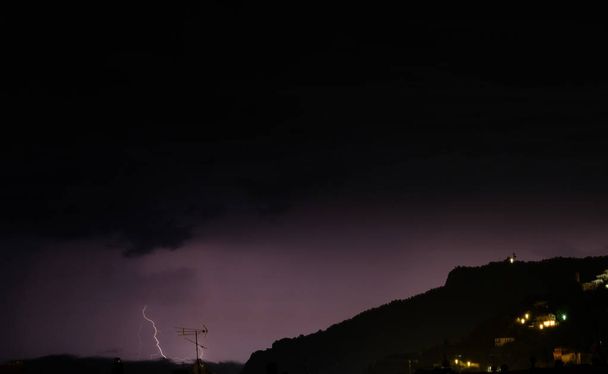 φόντο αναλαμπές και φώτα κατά τη διάρκεια μιας καταιγίδας - Φωτογραφία, εικόνα