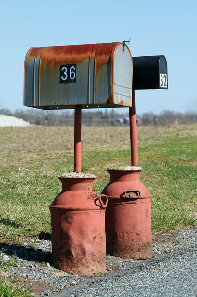 dvě poštovní schránky s mlékem džbán základny - Fotografie, Obrázek