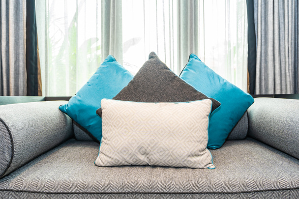 Belo travesseiro confortável no sofá-cama decoração em viver ro
 - Foto, Imagem