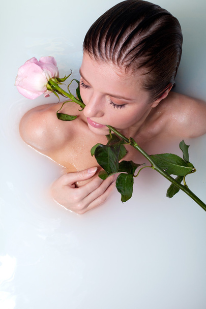 Mujer en baño con rosa
 - Foto, Imagen