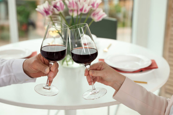 People with glasses of wine on blurred background, closeup - Photo, Image