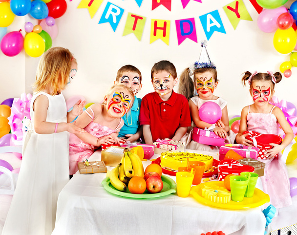 kinderen gelukkige verjaardagspartij . - Foto, afbeelding