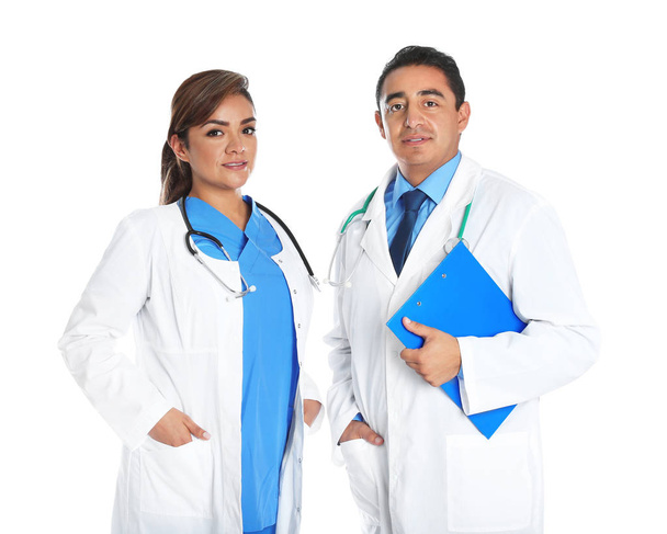 Retrato de médicos hispânicos isolados em branco. Pessoal médico
 - Foto, Imagem