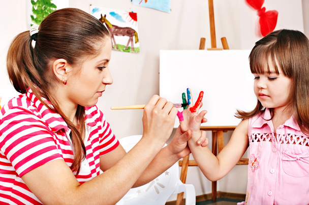 Kind malt mit Lehrerin im Kindergarten. - Foto, Bild