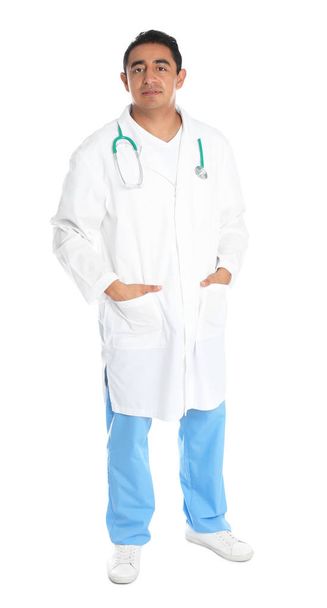 Retrato completo del médico hispano masculino aislado en blanco. Personal médico
 - Foto, imagen