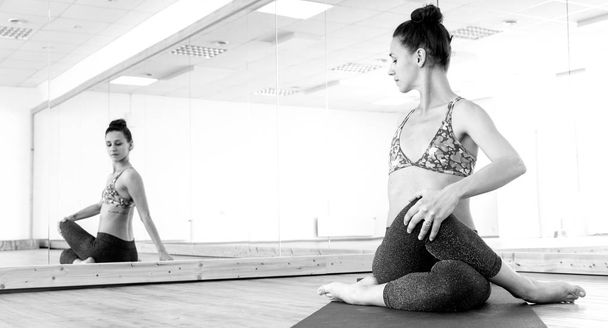 Fit sportive fille active dans la mode vêtements de sport faire des exercices de fitness yoga dans un studio de yoga
. - Photo, image