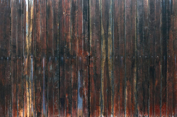 La trama del legno scuro tavole primo piano verticale
. - Foto, immagini
