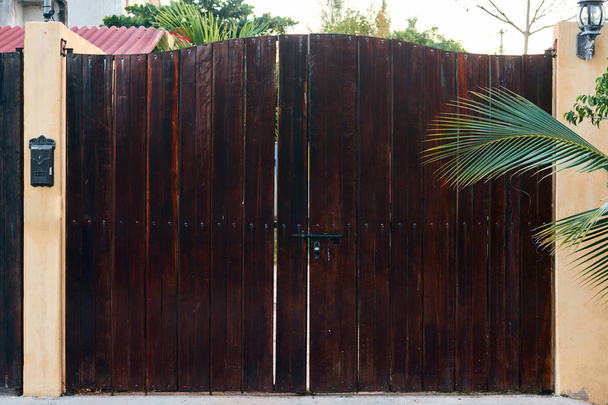 Bruine poort. Textuur van donkere houten planken verticaal. - Foto, afbeelding