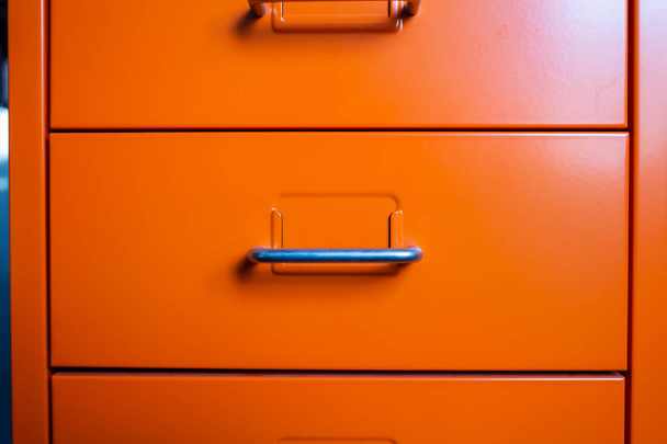 Classeur avec tiroir fermé, couleur métal orange, concept d'administration et de rangement, gros plan & prise de vue macro
 - Photo, image