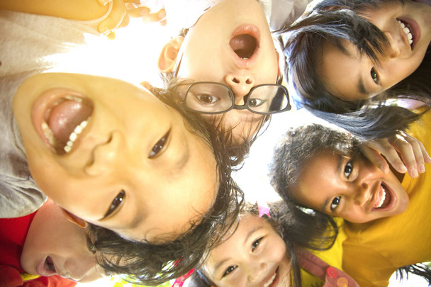 Vértes többnemzetiségű csoport iskolások arc - Fotó, kép