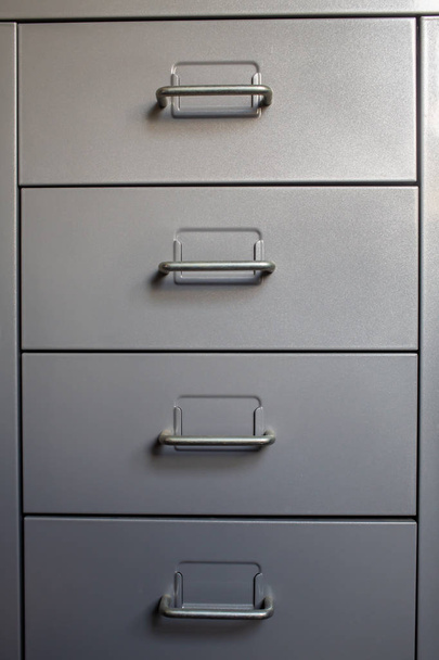 Aktenschrank mit geschlossener Schublade, Metallfarbe grau silber, Verwaltungs- und Aufbewahrungskonzept - Foto, Bild