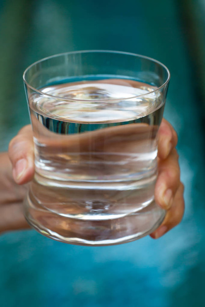 Ασιατικό χέρι ηλικιωμένη γυναίκα πίνοντας πλήρες ποτήρι καθαρό νερό, κοντινό πλάνο - Φωτογραφία, εικόνα