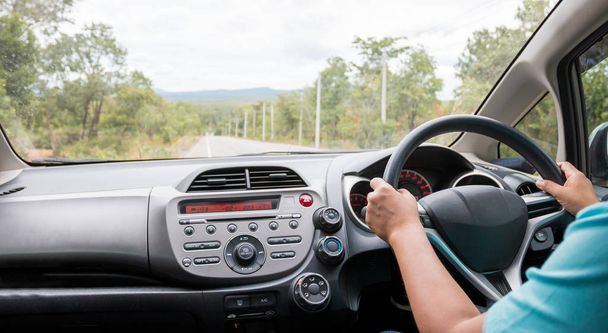 Viaje en coche, manos del conductor en el volante
 - Foto, Imagen