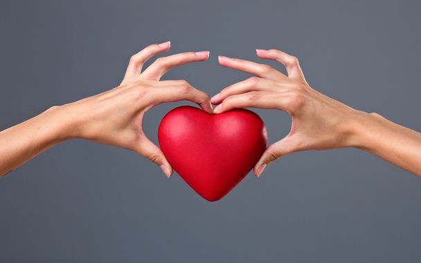 červené srdce v rukou - Fotografie, Obrázek
