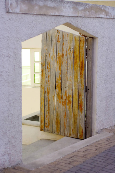 Старая деревянная дверь в каменной стене. Сценарий
. - Фото, изображение