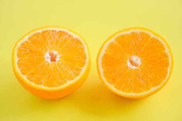 rodaja de naranja sobre fondo amarillo / primer plano de fru naranja fresca
 - Foto, Imagen