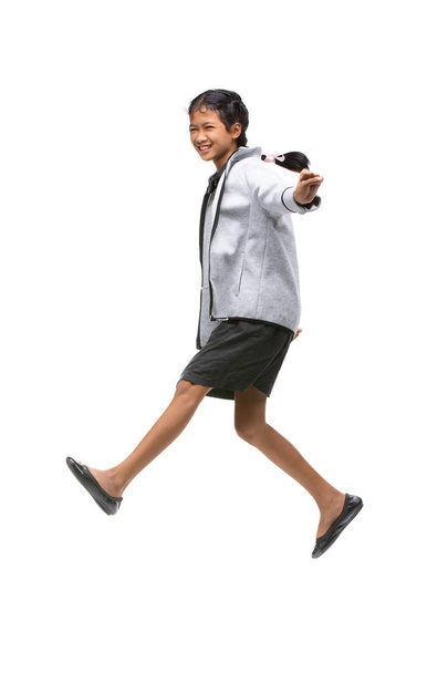 Портрет чорношкірого азіатського хлопчика, який стрибає ізольовано на білому
 . - Фото, зображення