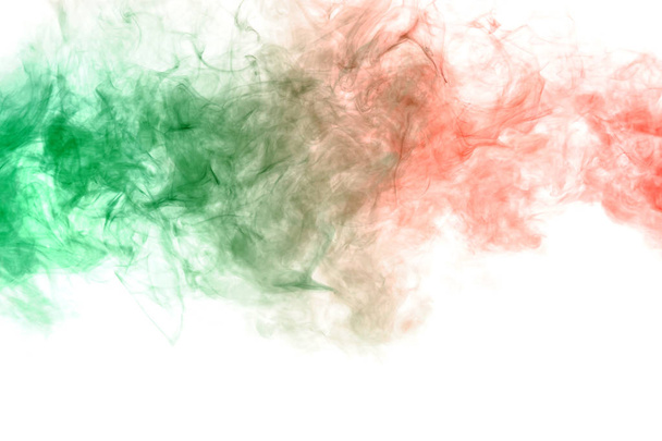 白の上に赤と緑で衝突する煙の水平柱 - 写真・画像