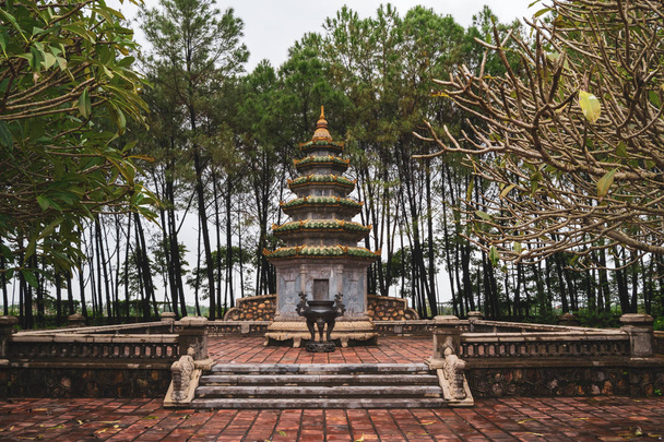 Pequeña torre cerca de la Pagoda Thien Mu en Hue, Vietnam
 - Foto, Imagen