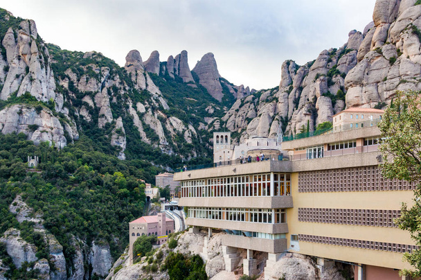 Аббатство горы Монсеррат в Барселоне, Каталония, Испания
. - Фото, изображение