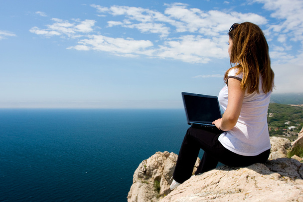Femme avec ordinateur portable et la nature
 - Photo, image